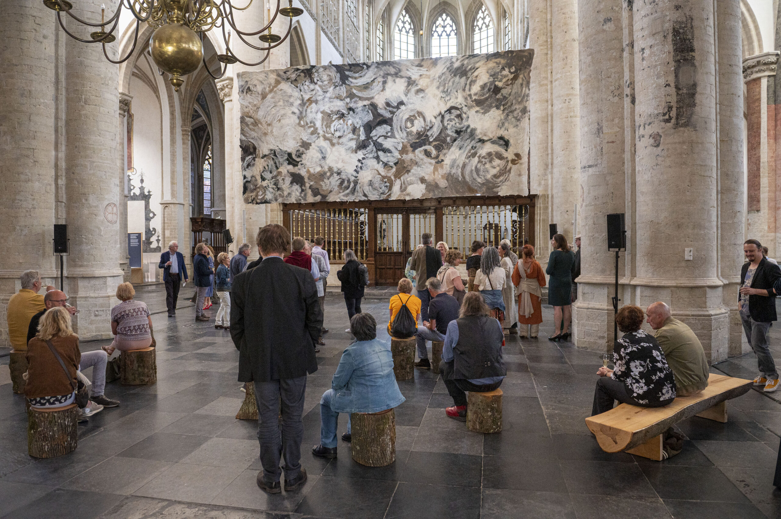 CrossArts start haar eerste themajaar “Duurzaamheid &amp; Creativiteit” met een tentoonstelling in de Grote Kerk Breda met het nieuwste werk van Nederlands meest duurzame textielkunstenaar Claudy Jongstra: Guernica de la Ecologia. 

Guernica de la Ecologia wordt omringd door een Bredase interventie: Bredase Bomen is een unieke samenwerking tussen Tim van den Burg en de Gemeente Breda, waarbij gekapte bomen uit de stad een tweede leven krijgen.

Parallel aan deze presentatie worden bij Brack vanaf 20:30 projecties vertoond van digital artists waaronder SMACK en Eelco Brand  op een immens scherm van 5 bij 15 meter. Na de openingsavond zijn deze werken ook te zien op de woensdagen tot 8 juni 2022.

fotografie PHOTED by Edwin Wiekens © info@photed.com www.photed.com +316 24211898; 
Pix4Profs/Edwin Wiekens