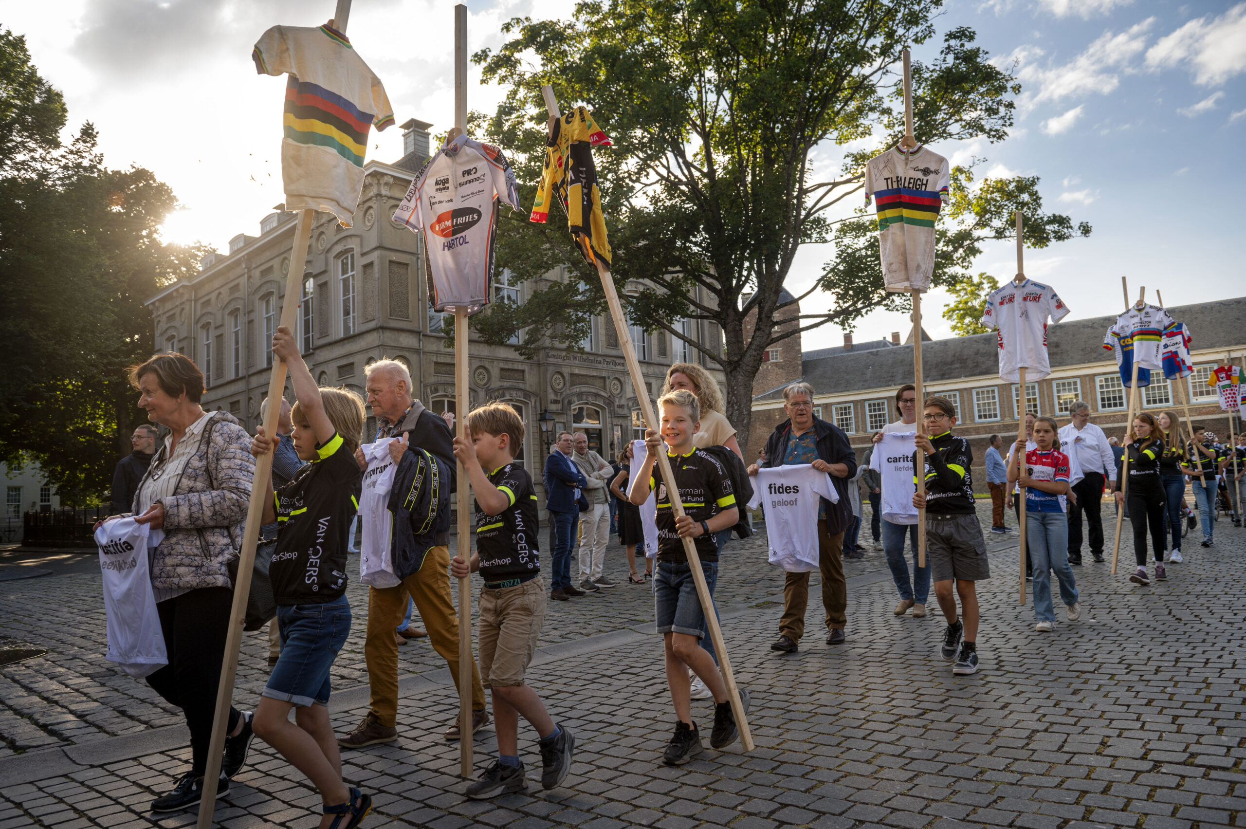 project Koerstrui - PHOTEDby Edwin Wiekens Processie van het Kasteelplein naar de Grote Markt met behulp van het dragen van de shirts uit de serie "Deugden" en "Zonden".
na een korte toespraak mochten genodigde bezoekers de expositie bezoeken.
Project Koerstrui expositie en toespraken in de Grote Kerk Breda. Vuelta 2022, Button maken, ronleiding. Een selectie van ruim 100 wielershirts uit de grote verzameling wielertricots van de Brabantse verzamelaar Henk Theuns: Koerstrui in de kerk.
fotografie PHOTEDby Edwin Wiekens © info@photed.com www.photed.com +316 24211898
in opdracht van Grote Kerk Breda