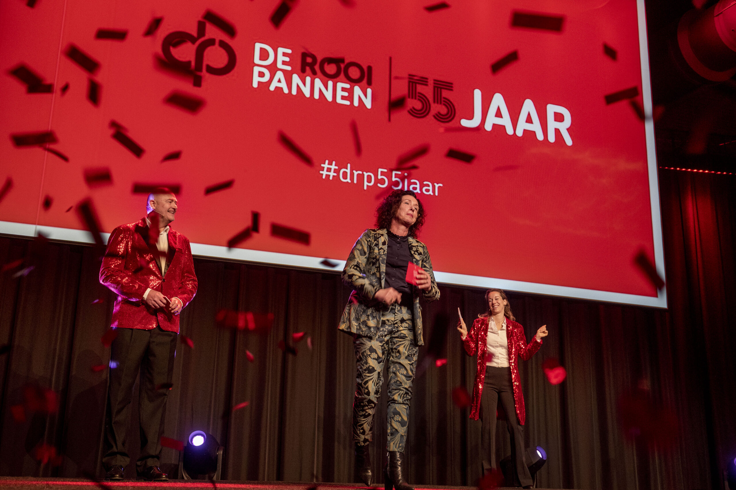 55 jaar De Rooi Pannen - PHOTEDby Edwin Wiekens Congres Festival bijeenkomst in gebouw 1931 's-Hertogenbosch 55 jaar De Rooi Pannen onderwijs met sprekers als bioloog Patrick van Veen omlijst met muziek tijdens de afsluitende borrel door Baby Blue.
fotografie PHOTED by Edwin Wiekens © info@photed.com www.photed.com +316 24211898;
Edwin Wiekens