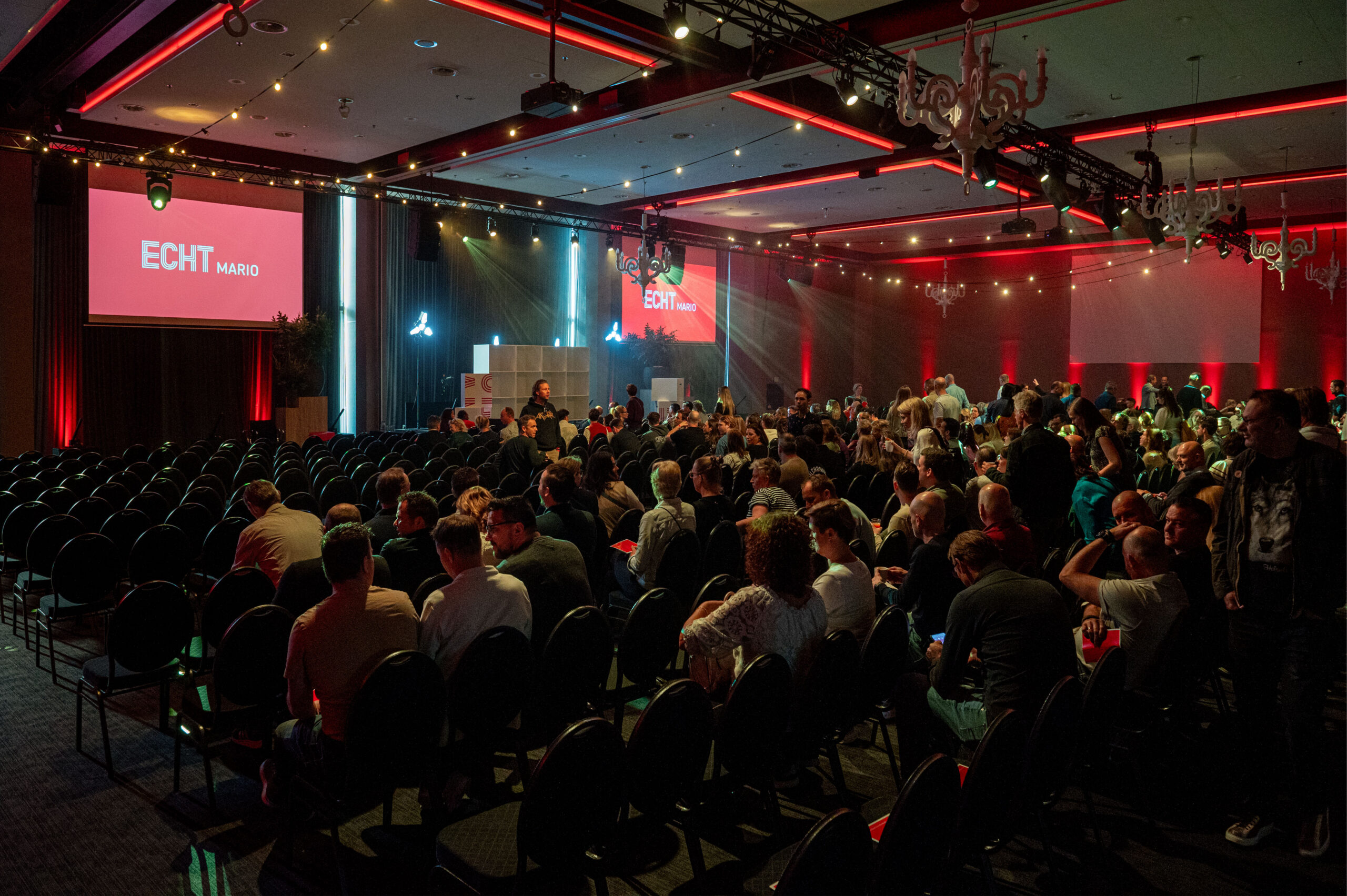 congrestival De Rooi Pannen - PHOTEDby Edwin Wiekens Brabantse scholengemeentschap De Rooi Pannen uit Breda, Tilburg en Eindhoven, vierde een paar jaren geleden hun 55 jarige bestaan. Sindsdien is er aan jaarlijks terugkerend congrestival. Een congres en festival in één. Met informatieve acties en entertainment.
KEYNOTESPREKER
DRP COLLEGE TOUR Twan Huys
DUURZAAMHEID EN KANSENGELIJKHEID Karim Amghar
EIGENTIJDS EN INSPIREREND ONDERWIJS Jeroen Krouwels
PROFESSIONELE LEER- EN WERKOMGEVING Pieter van den Hoogenband
AFSLUITING Andries Tunru
en entertainment tussendoor Marc Woods, Bolleke van Lonneke
Wipneus & Pim sluiten de dag af.
fotografie PHOTED by Edwin Wiekens © info@photed.com www.photed.com +316 24211898; Edwin Wiekens